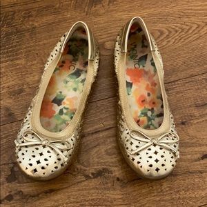 Vionic gold flats! Size: 7